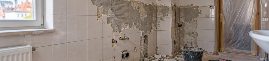 Ilustracija demontaže starih obloga pri adaptaciji stana 65–75 m²
